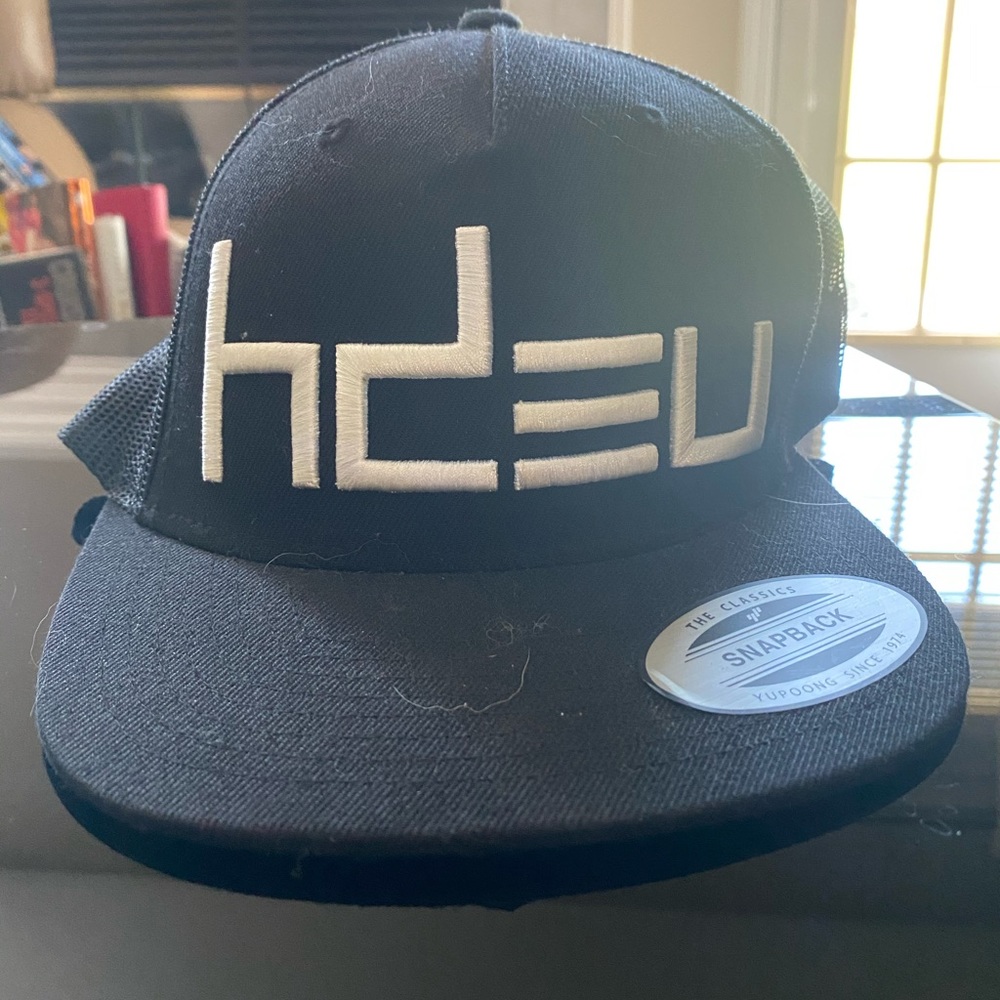 black hdeu snapback w/ mesh back